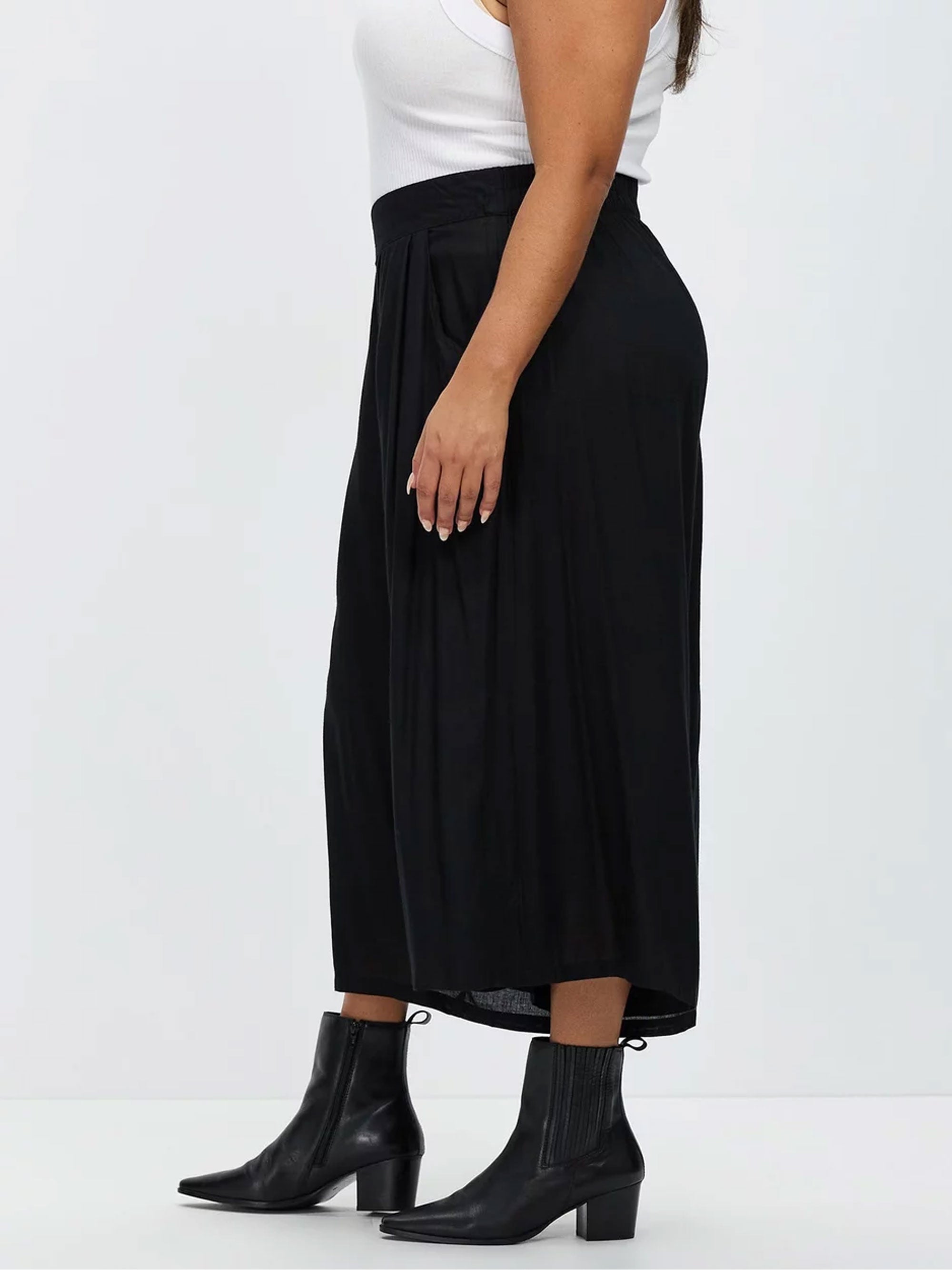 Wide Leg Cropped Chelsea Pant // Black